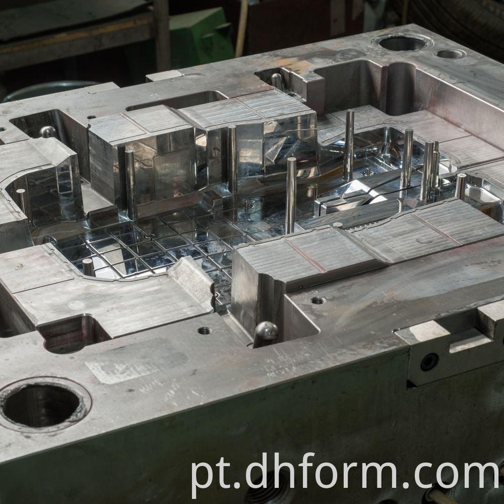 Plastic injection mold